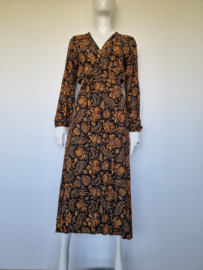 Juffrouw Jansen wikkeljurk. Maat S. Botanische print.