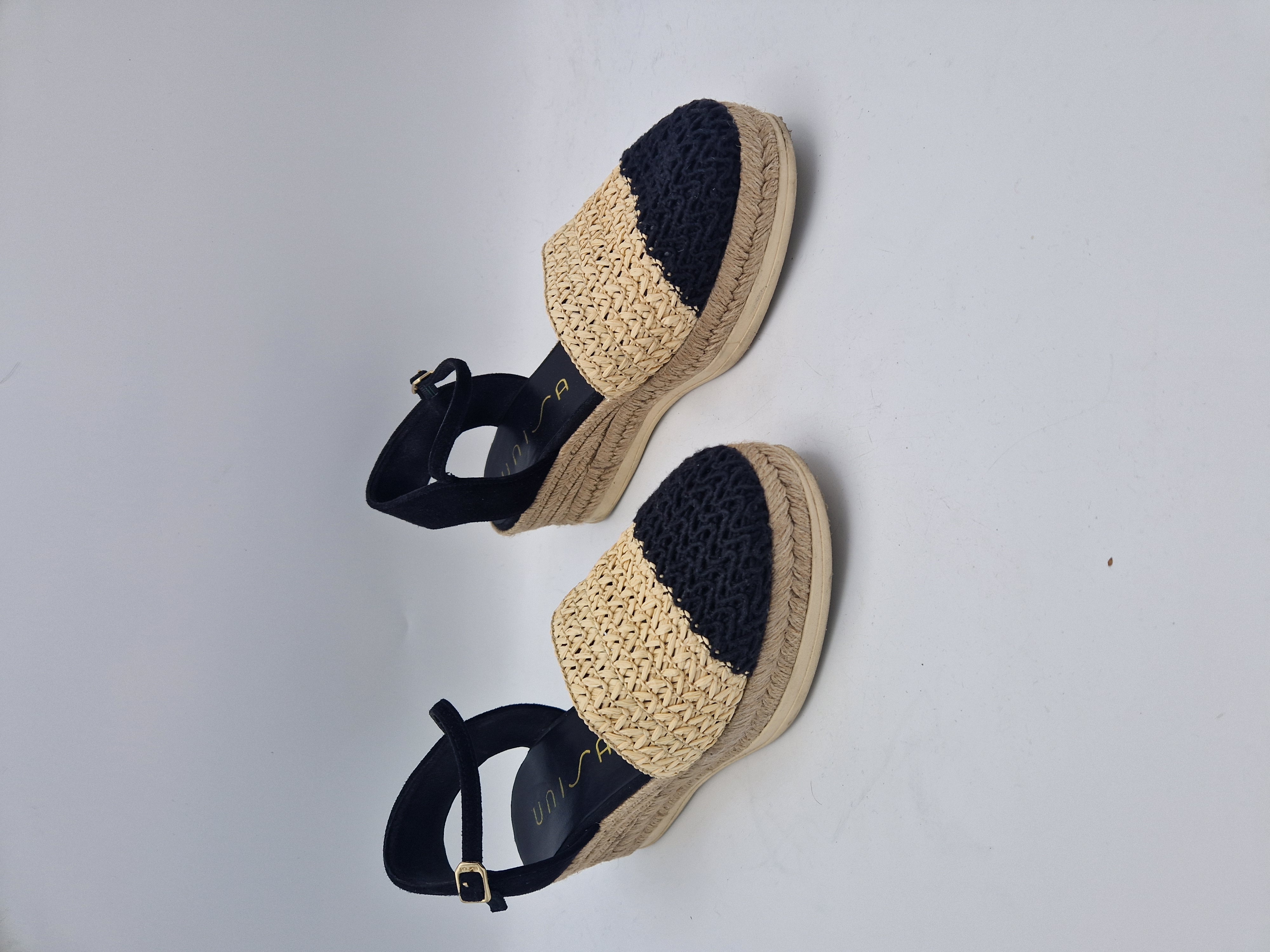 Unisa sandalen met sleehak. Maat 40. Zwart/beige.