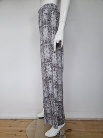 ALIX wijde pantalon. Mt. M. Grijs/print.