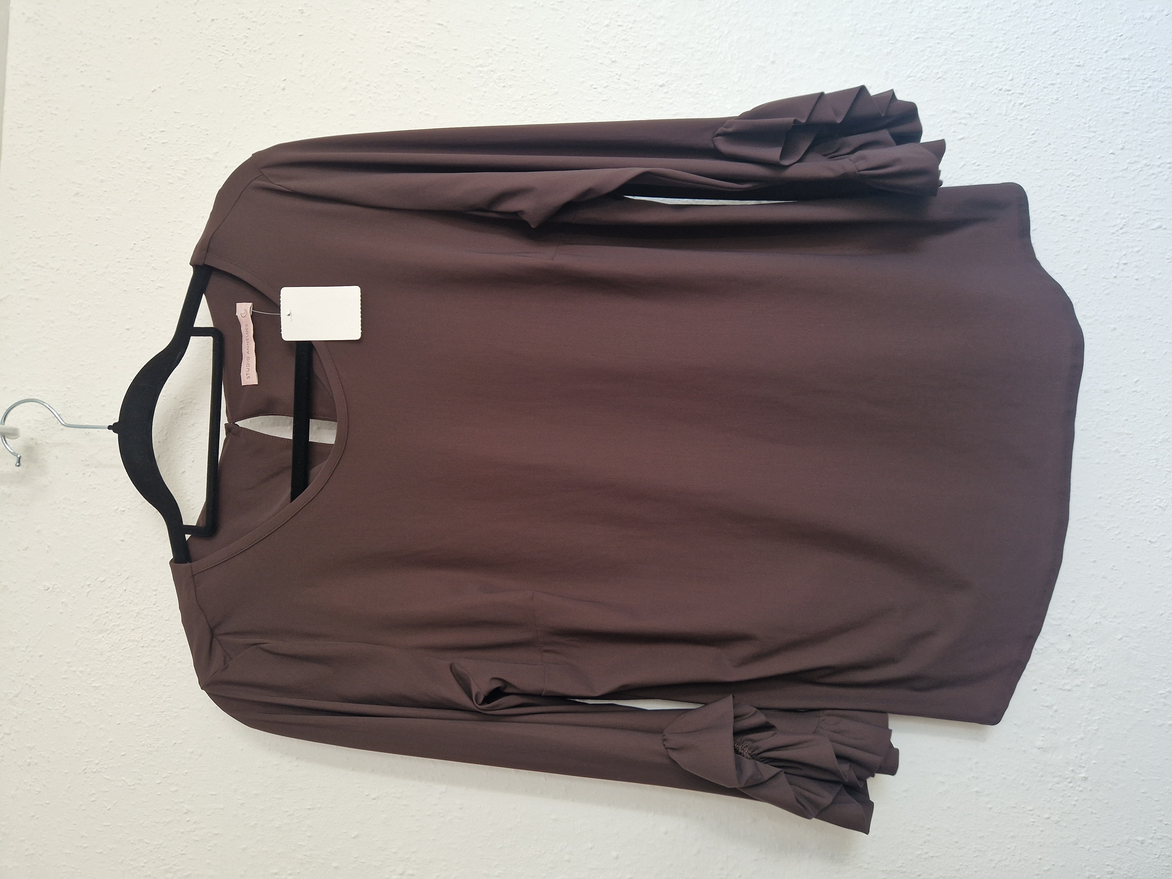 Studio Anneloes top met roezels. Maat L. Bruin.