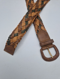 Gevlochten leren riem. 90 cm. Bruin/groen.