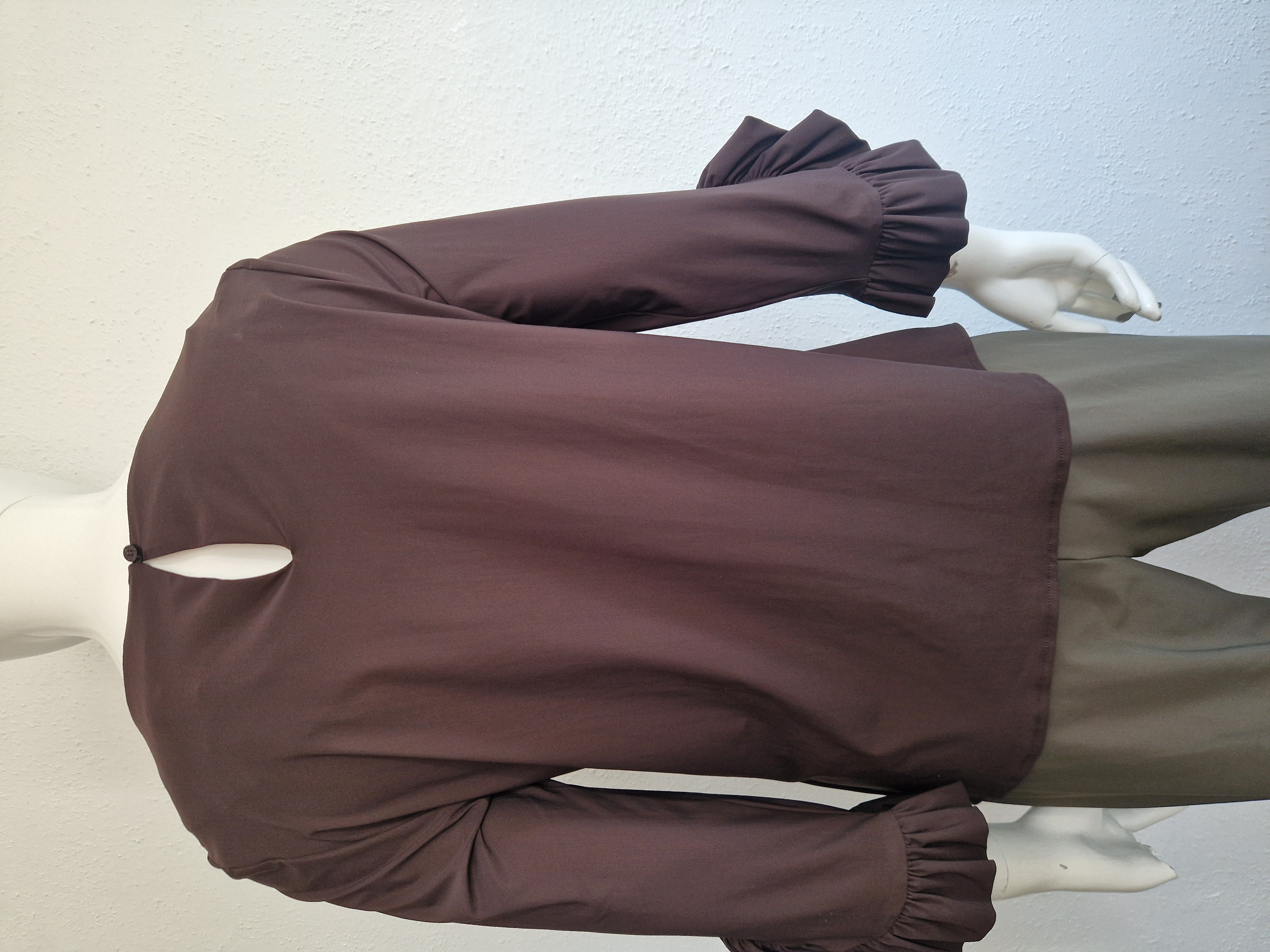 Studio Anneloes top met roezels. Maat L. Bruin.
