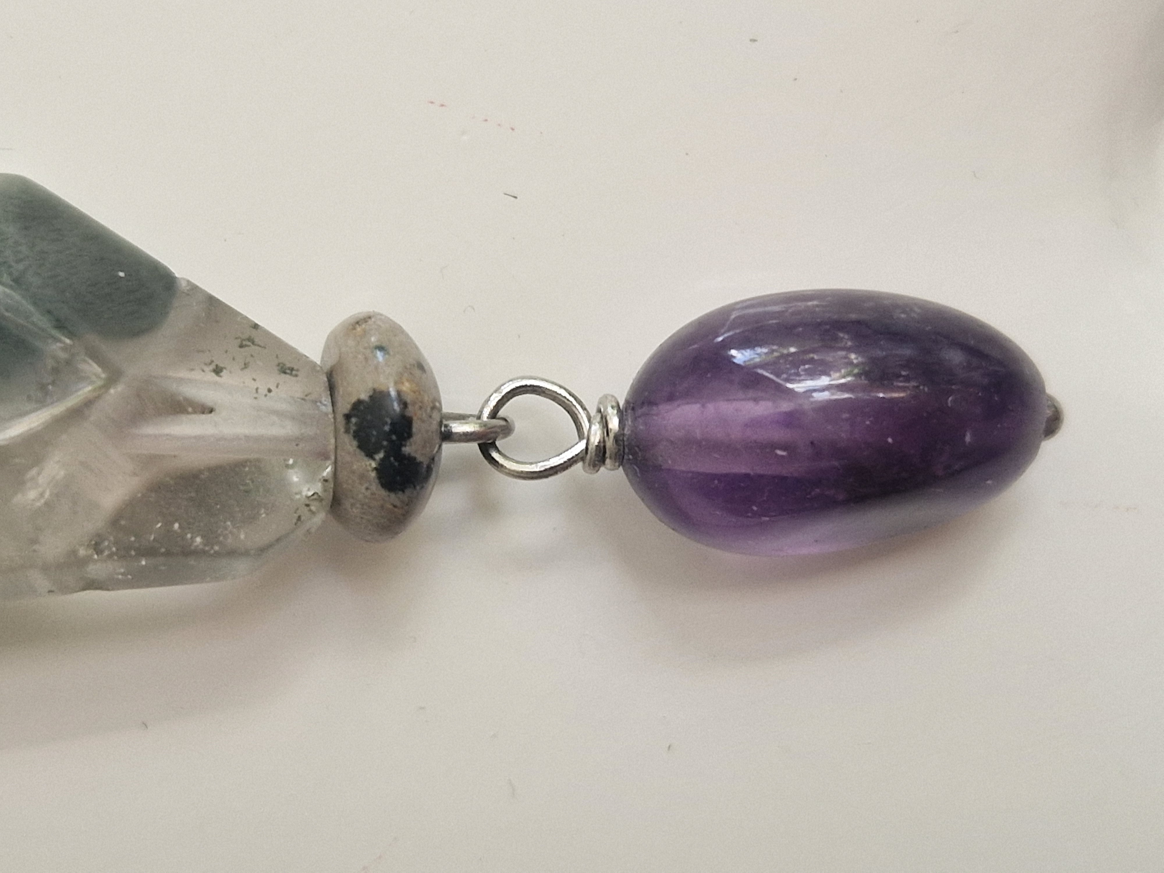Pimps & Pearls ketting. Grijs/paars. Leren koord