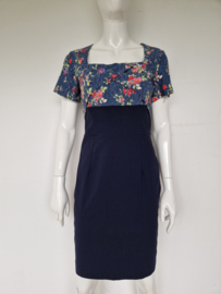 Diva Catwalk jurk. Mt. M. Donkerblauw/bloemenprint.