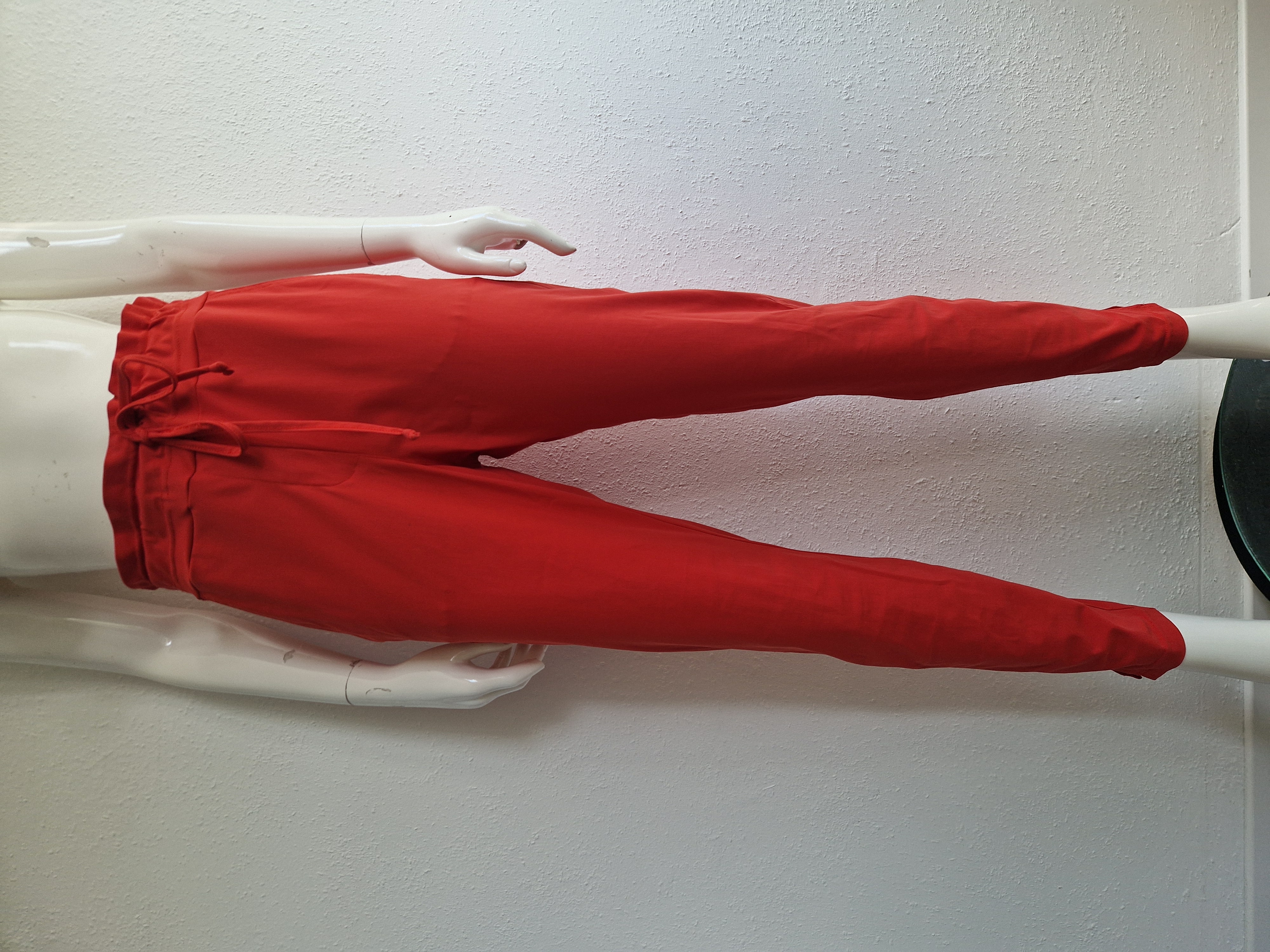 Studio Anneloes pantalon. Maat M. Rood/travelstof.
