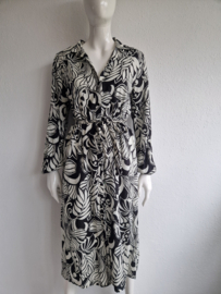 Juffrouw Jansen midi jurk. Maat L. Zwart/offwhite/print.