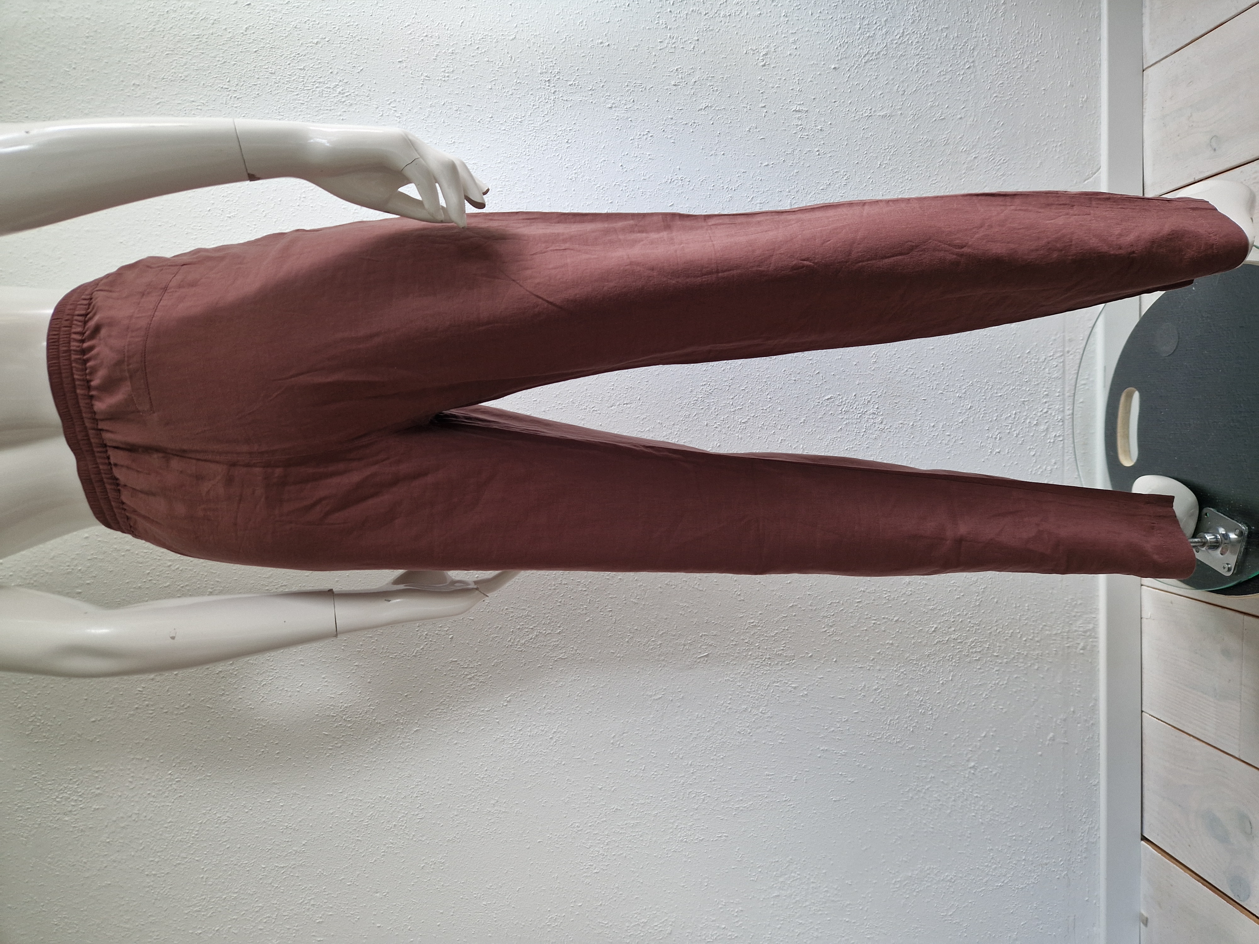 Humanoid jogger Vada. Maat M. Rosewood.