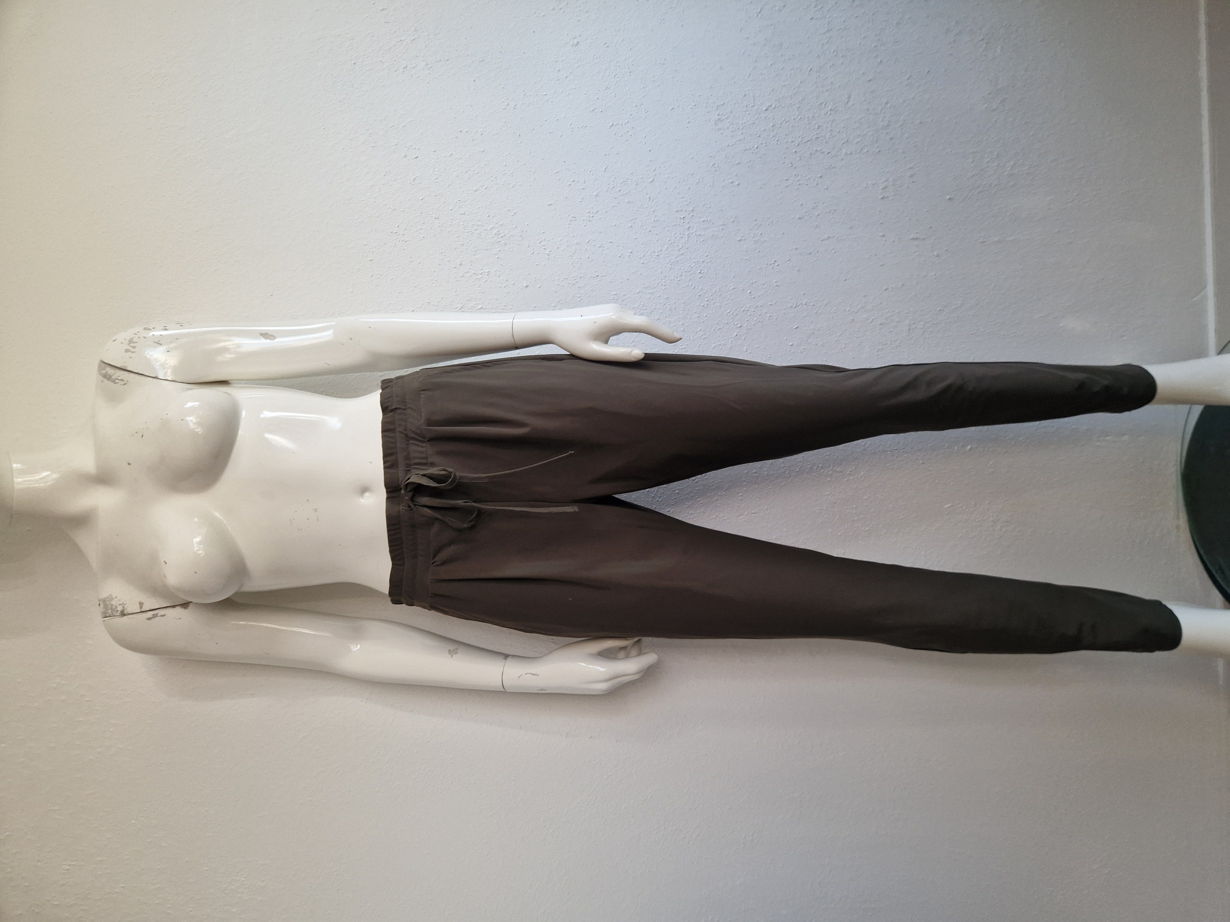 En Vogue pantalon. Maat S. Olijfgroen/travelstof.