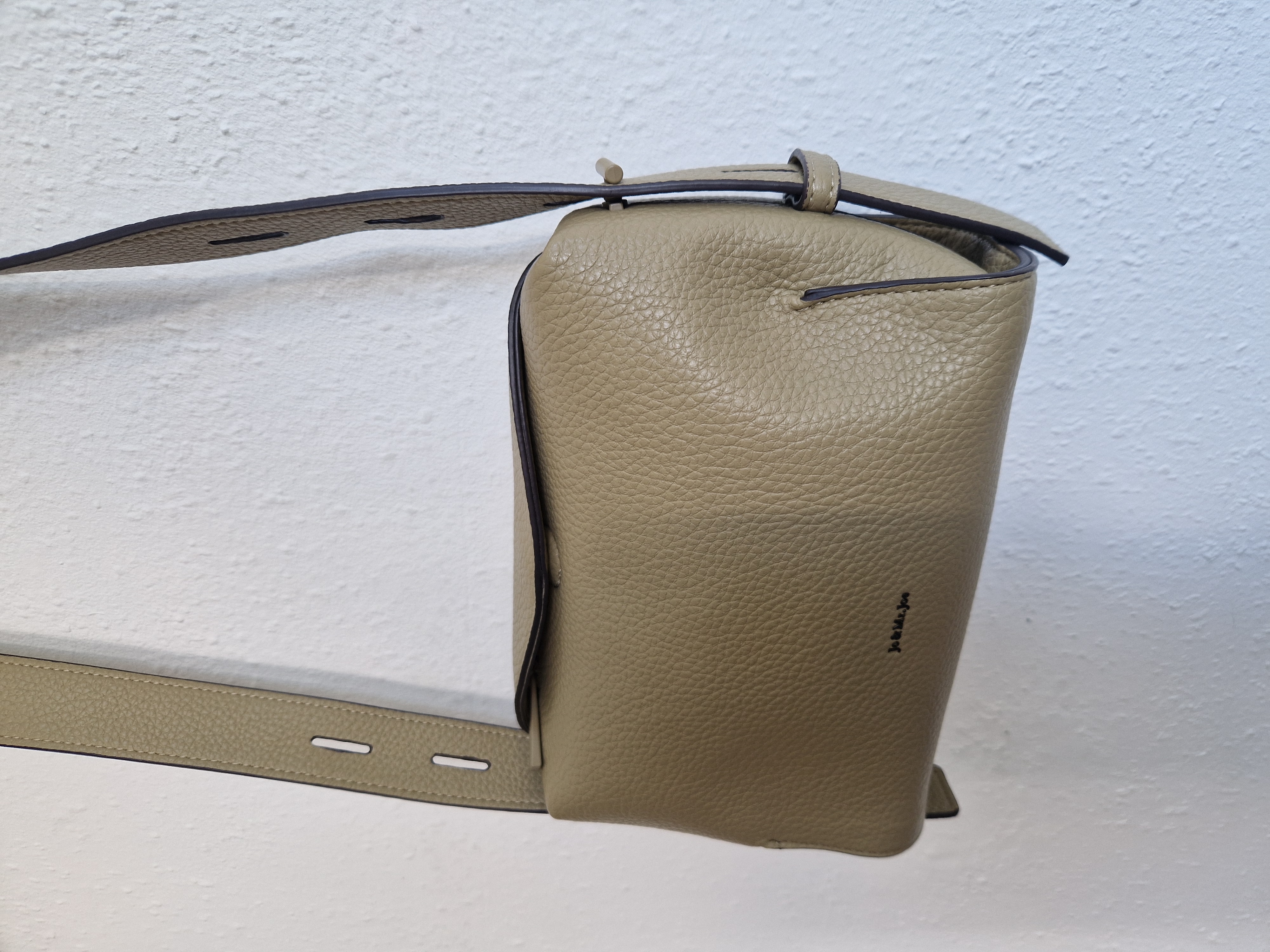 Jo & Mr Joe crossbody tas. Taupe/imitatieleer.