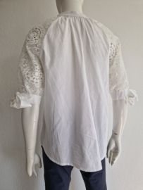 Wit katoenen blouse met kanten mouwtjes. Maat 40,