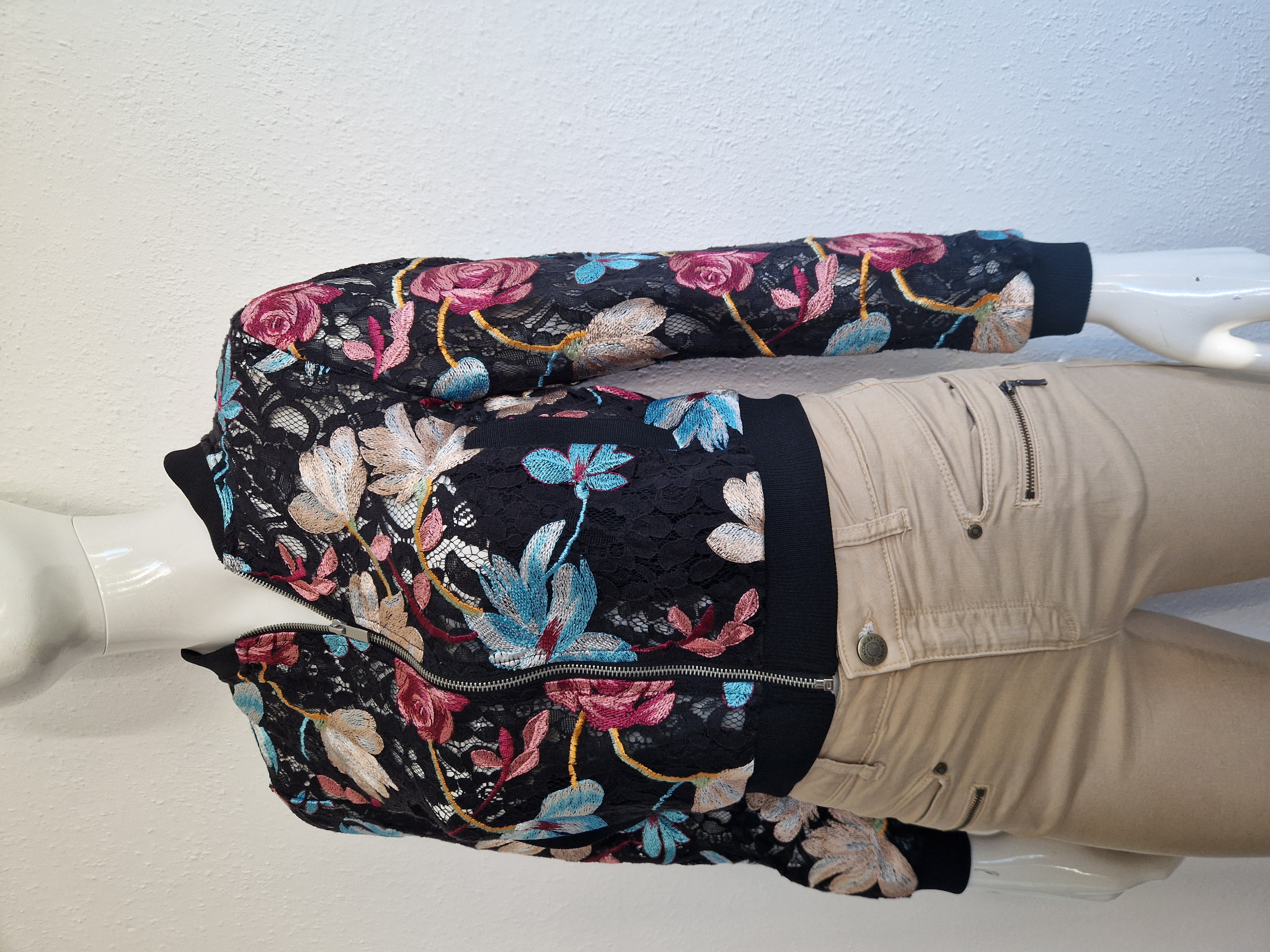 Benetton bomber jasje. Maat S. Zwart/kant/bloemen