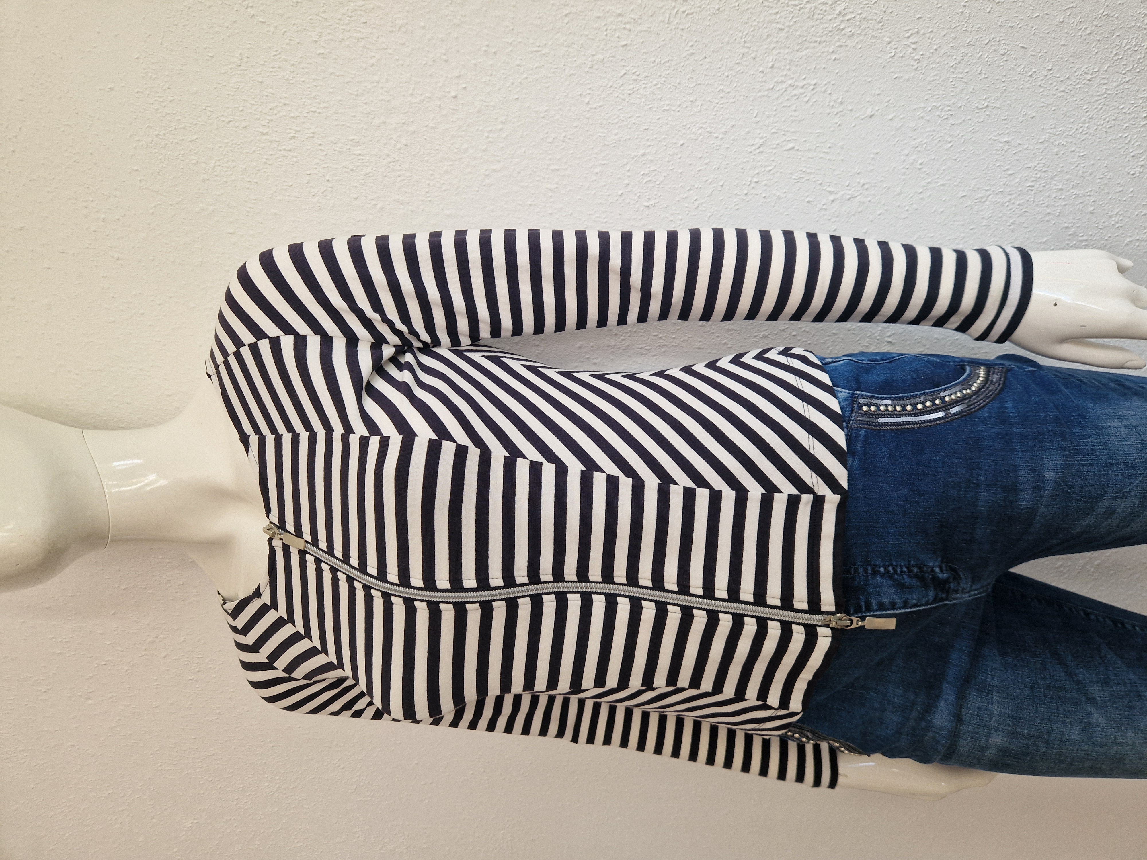 Juffrouw Jansen vest. Maat 36, Zwart/wit gestreept.