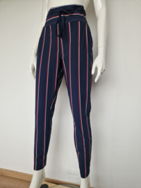 Studio Anneloes travelstof pantalon. Maat M. Donkerblauw/streep.