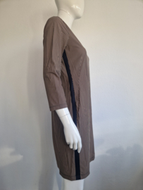 Sandwich jurk met V-hals. Maat M. Beige/blauw gestreept.