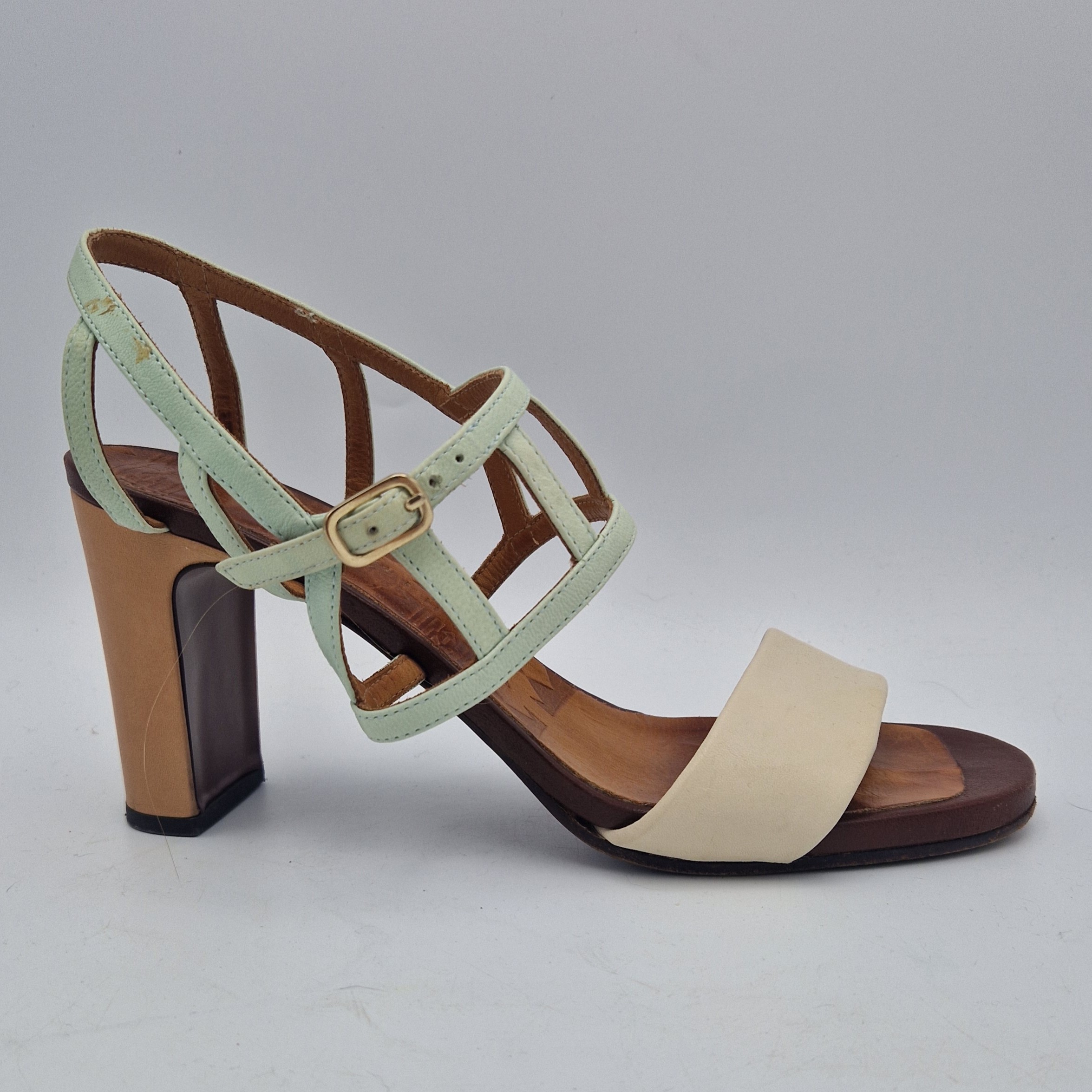 Chie Mihara sandalen met hak. Maat 40, Mintgroen/crème.