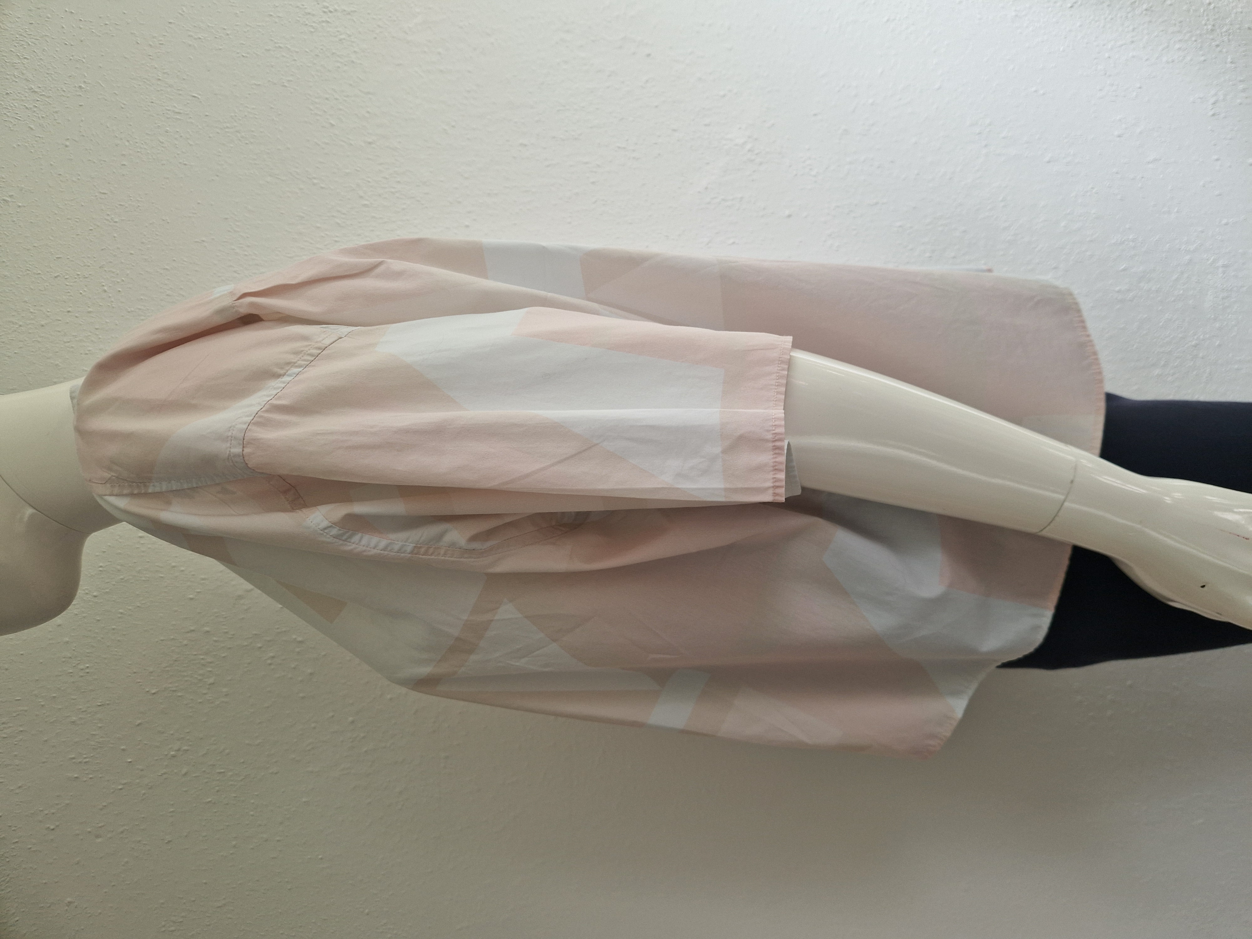 Closed blouse. Maat S/M. Wit/roze.