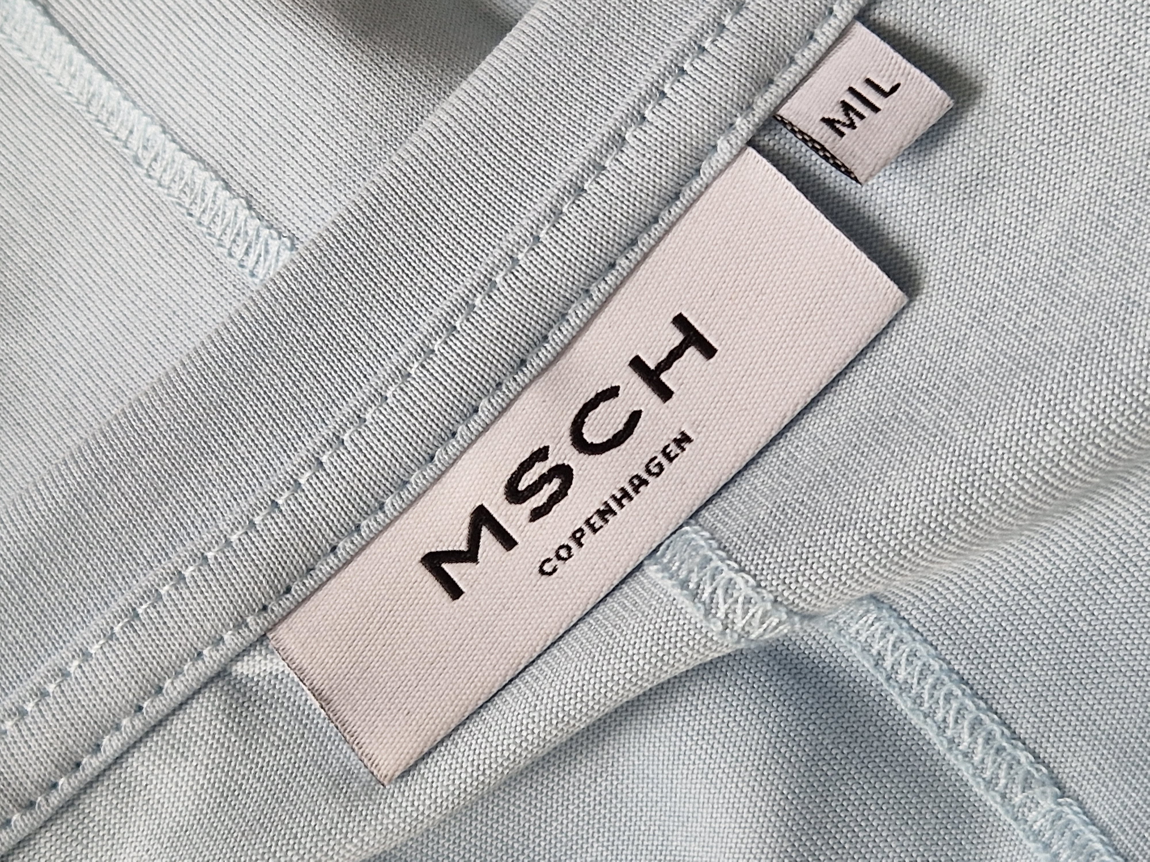 Msch shirt Fenya met V-hals. Maat M/L. Lichtblauw.