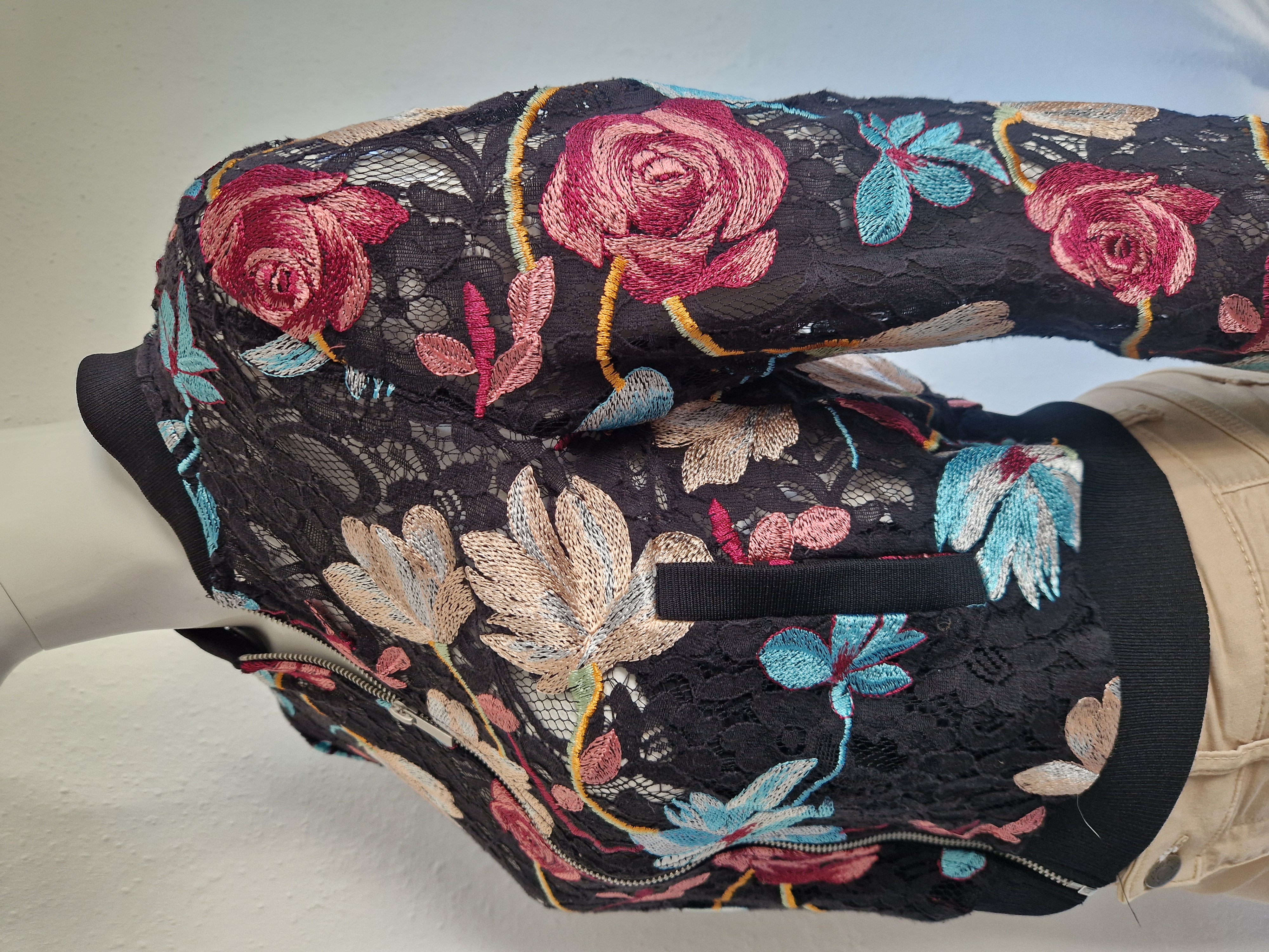 Benetton bomber jasje. Maat S. Zwart/kant/bloemen