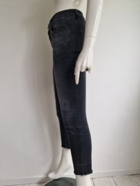 Closed ripped skinny. Maat 27, Zwart.