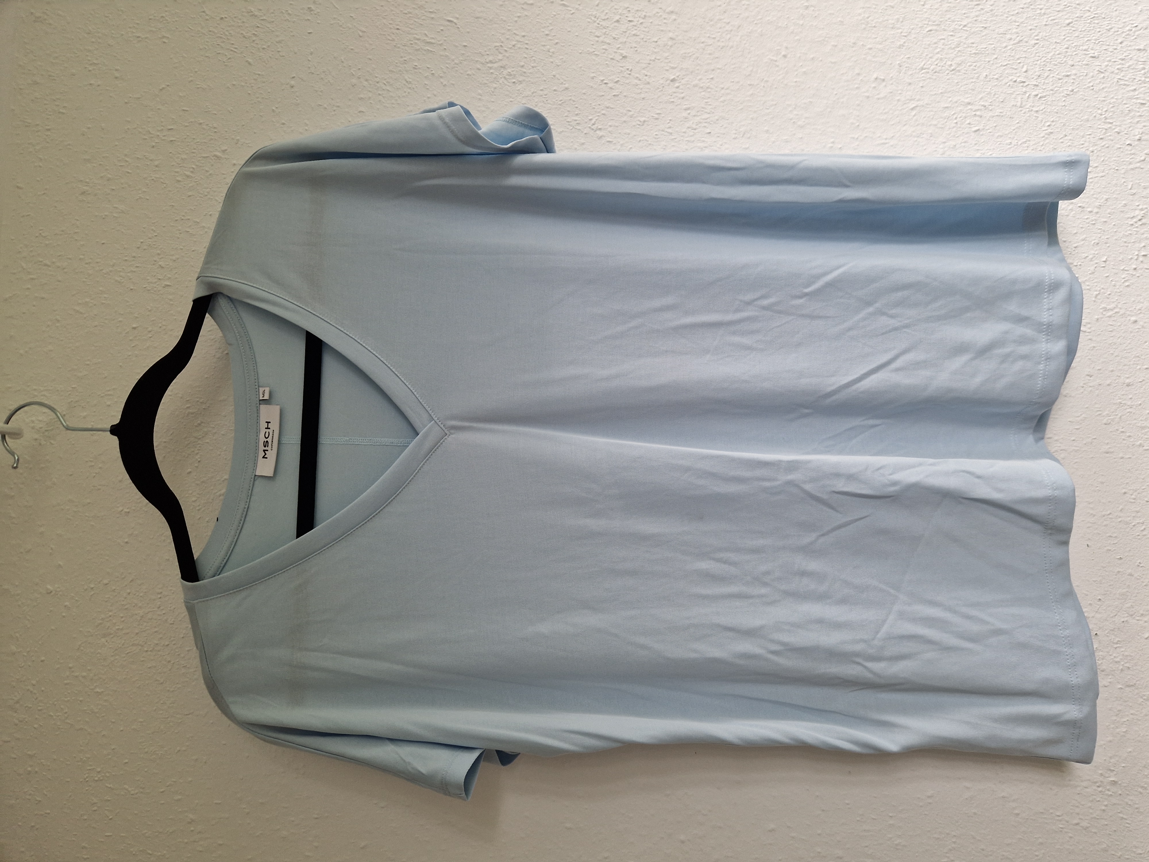 Msch shirt Fenya met V-hals. Maat M/L. Lichtblauw.