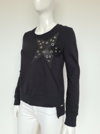 Jane Lushka sweater. Mt. M. Zwart/ster.