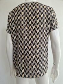 Marc Cain top met grafische print. Maat 4. Zijde