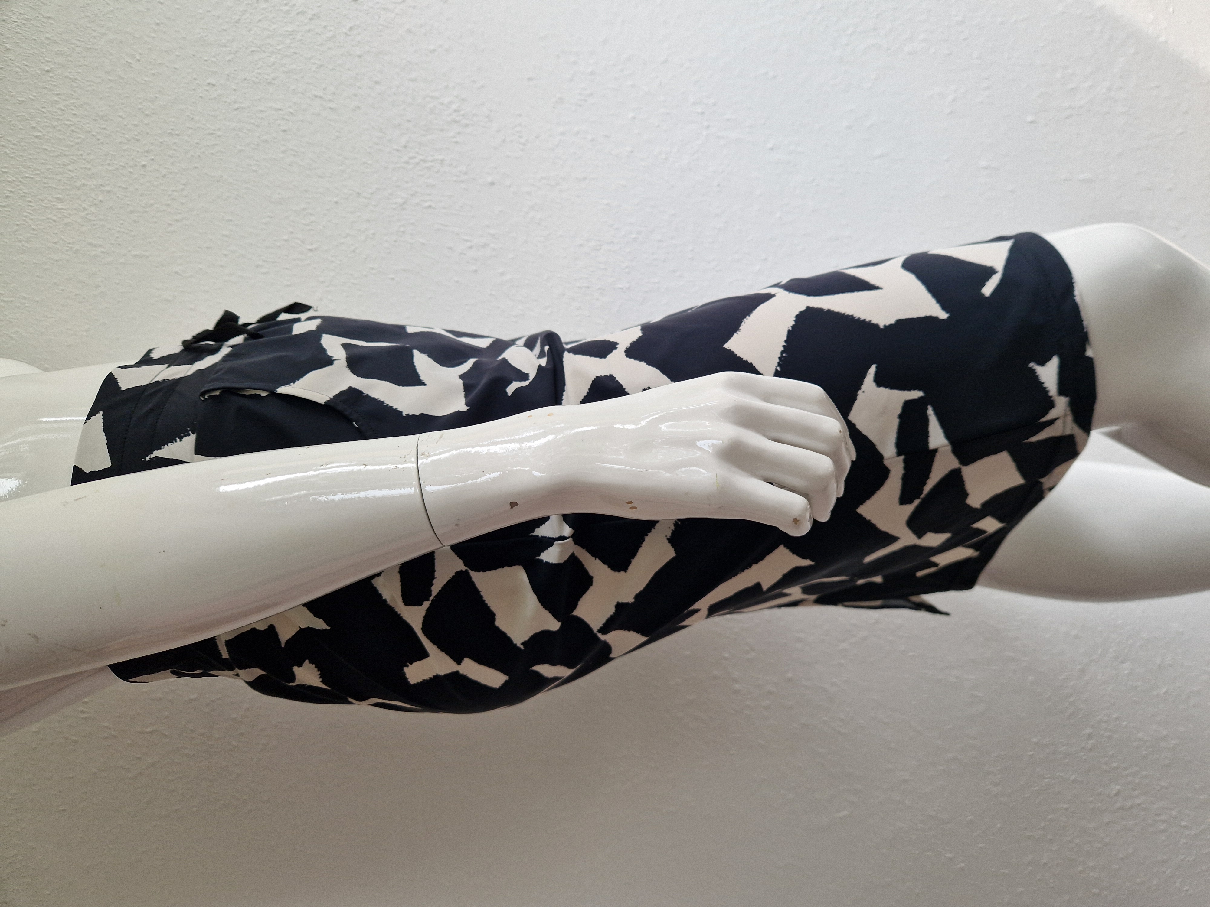 Elvira rok. Maat 44, Zwart/wit/travelstof.