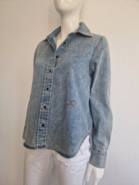 Closed jeansblouse. Maat S. Lichtblauw.