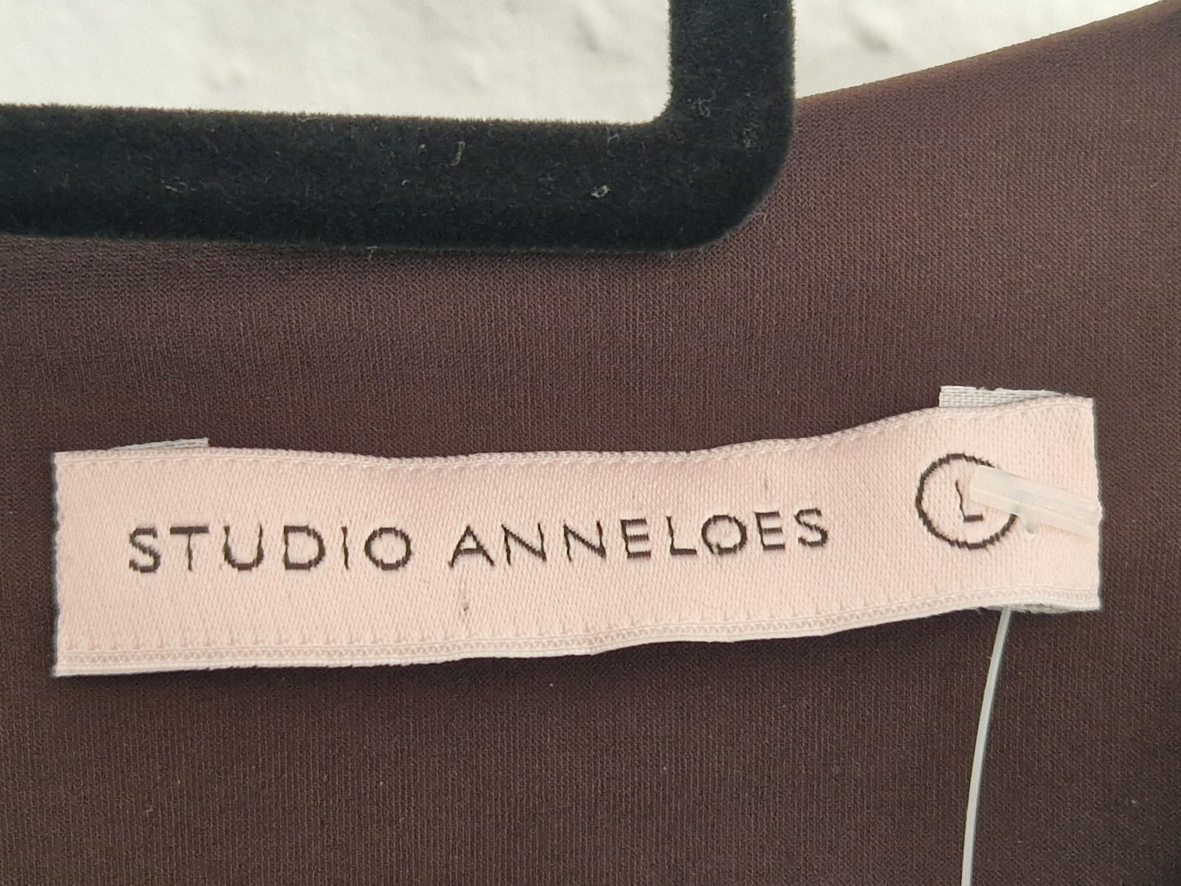 Studio Anneloes top met roezels. Maat L. Bruin.
