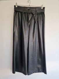D’Étoiles Casiopé faux leather culotte. Maat M. Zwart