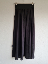 Sneakerdresses maxi rok. Maat L. Zwart