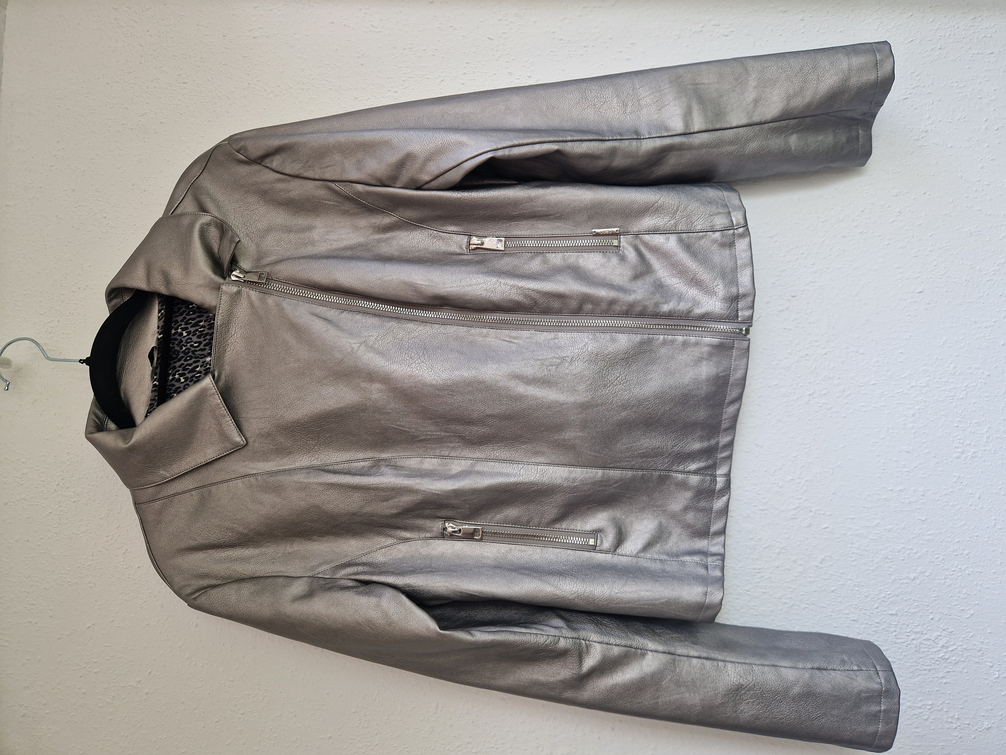 Liu Jo bikerjasje. Maat 40. Zilver/vegan leer.