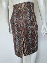 Ana Alcazar rok. Maat 40. Snakeprint.