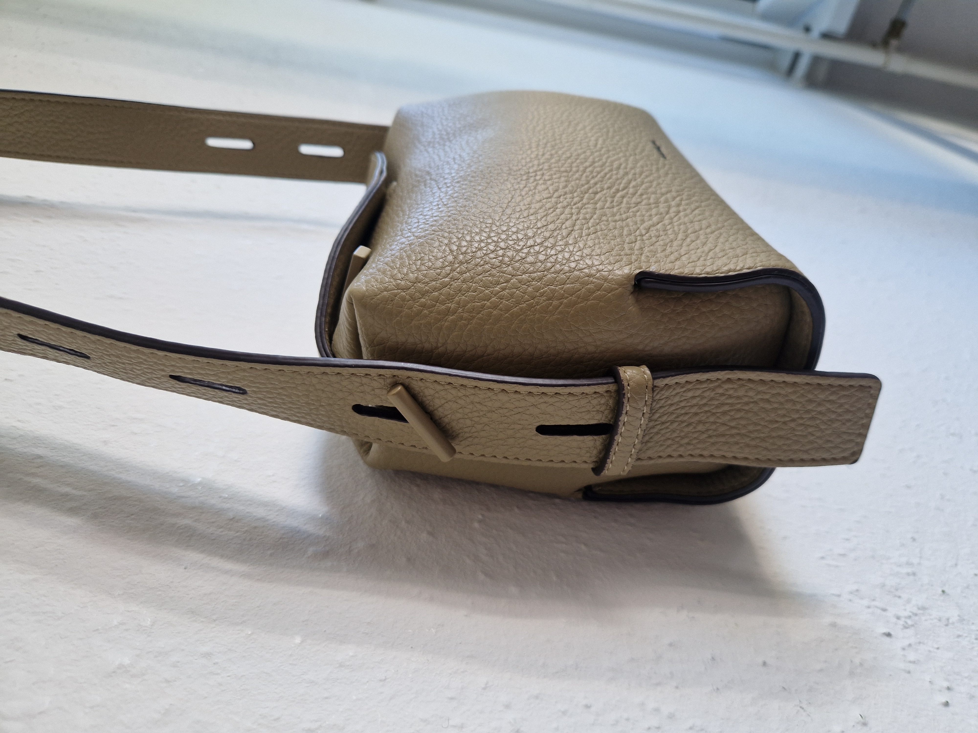 Jo & Mr Joe crossbody tas. Taupe/imitatieleer.