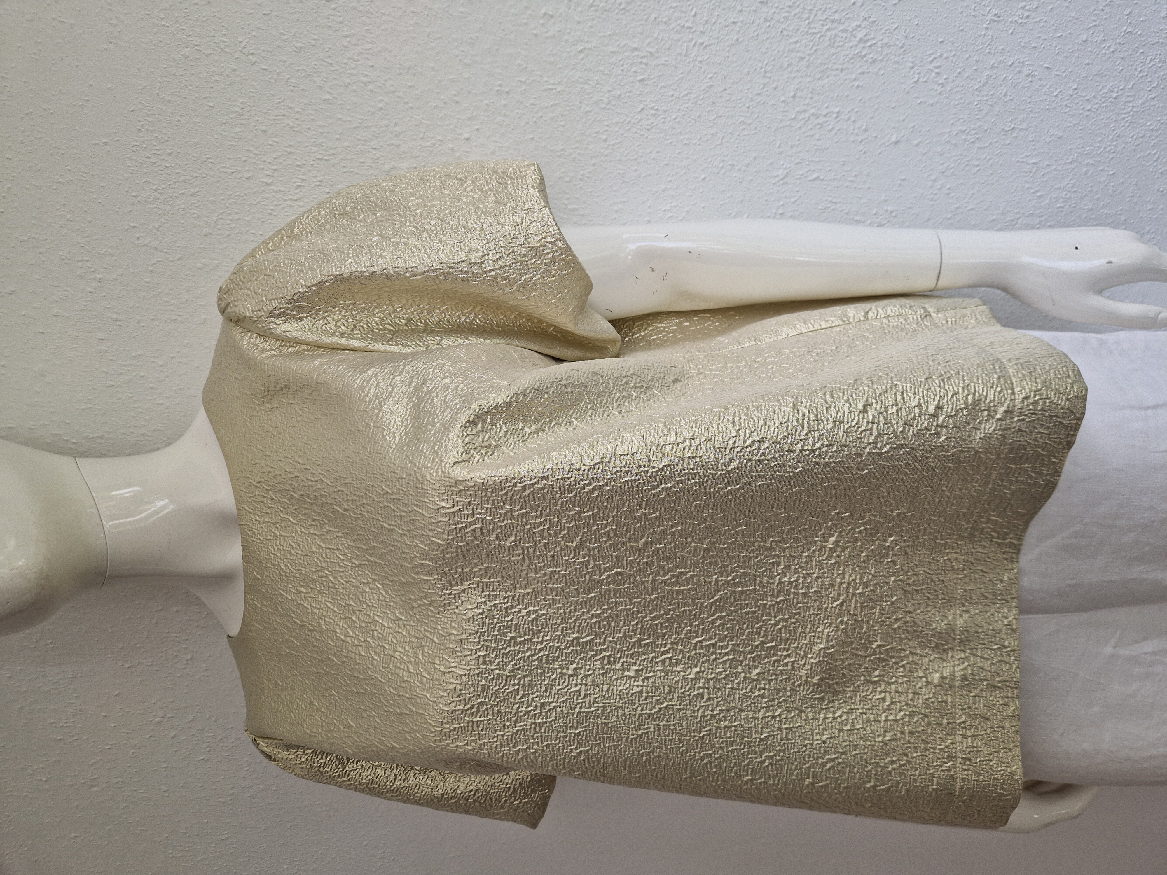 Studio Anneloes top met ballonmouwtjes. Maat L. Goud.