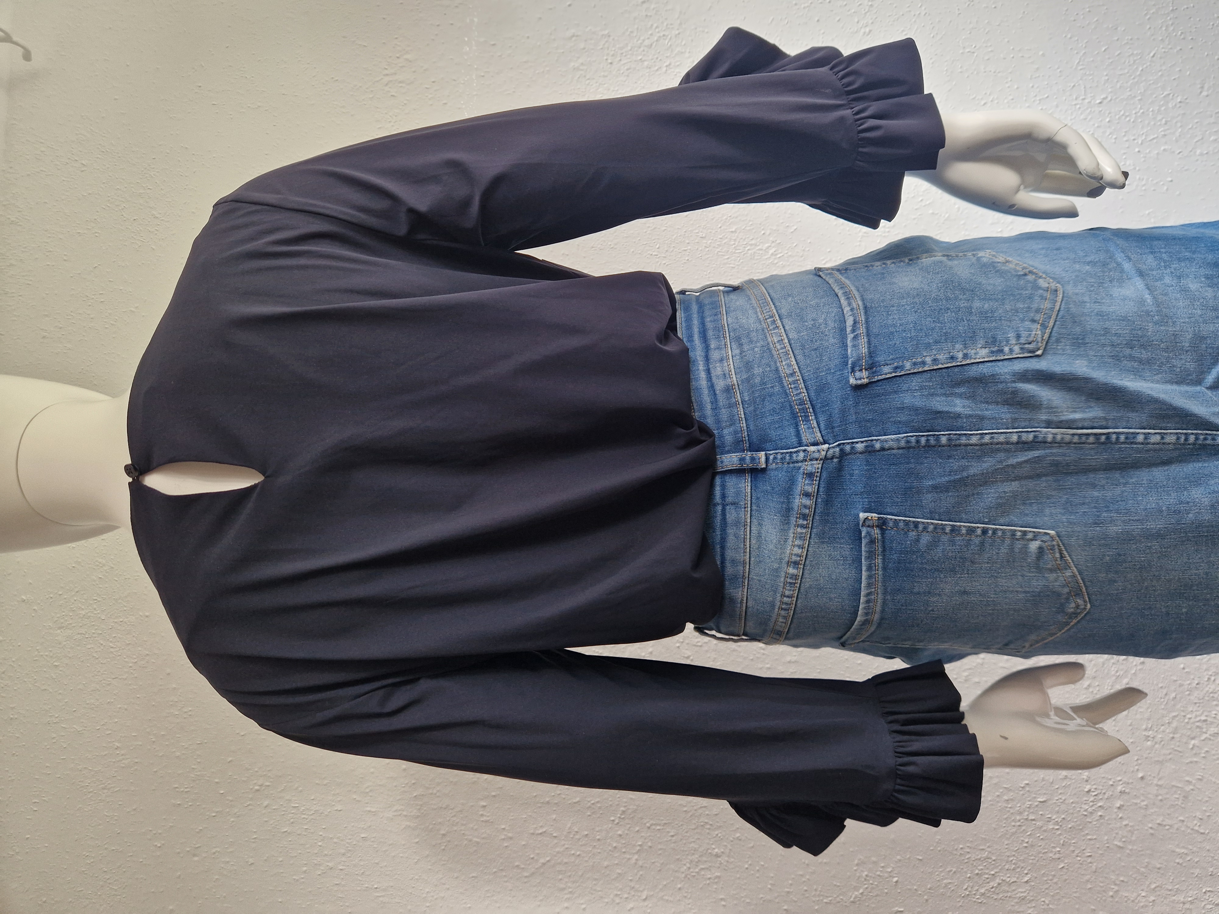 Studio Anneloes top met roezels. Maat L.Off black.