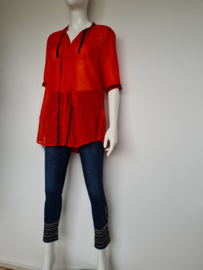 Beate Heymann blouse. Mt. M. Rood.