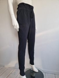 Studio Anneloes pantalon. Maat M. Travelstof/off black.