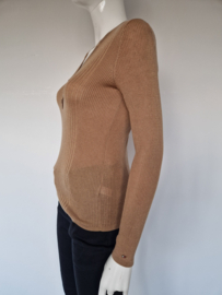 Tommy Hilfiger top met V-hals. Maat M. Camel.