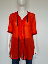 Beate Heymann blouse. Mt. M. Rood.