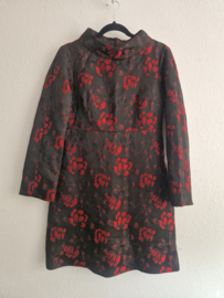 Vanilia jurk. Maat 38, Zwart/rood jacquard bloemmotief
