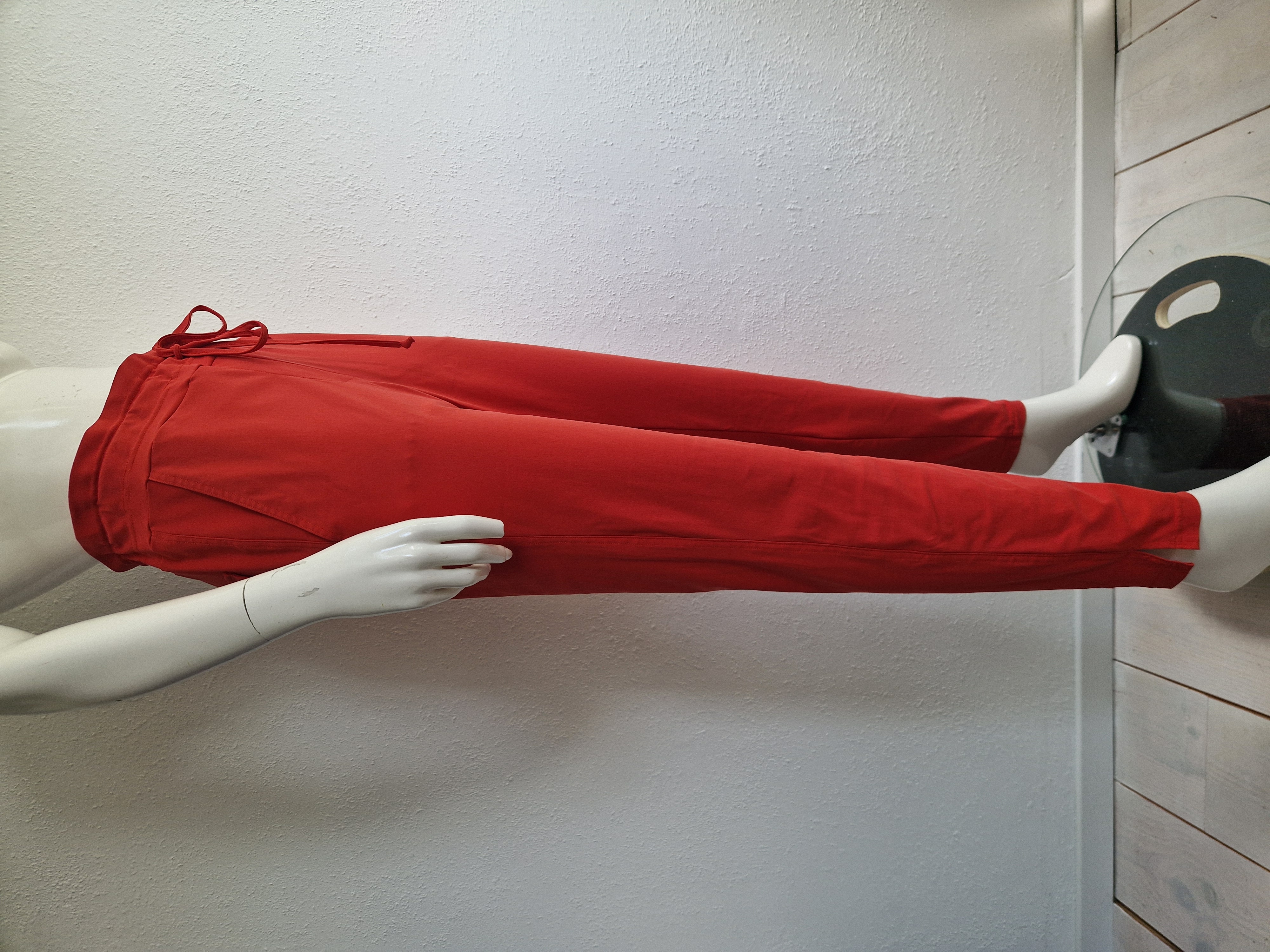 Studio Anneloes pantalon. Maat M. Rood/travelstof.