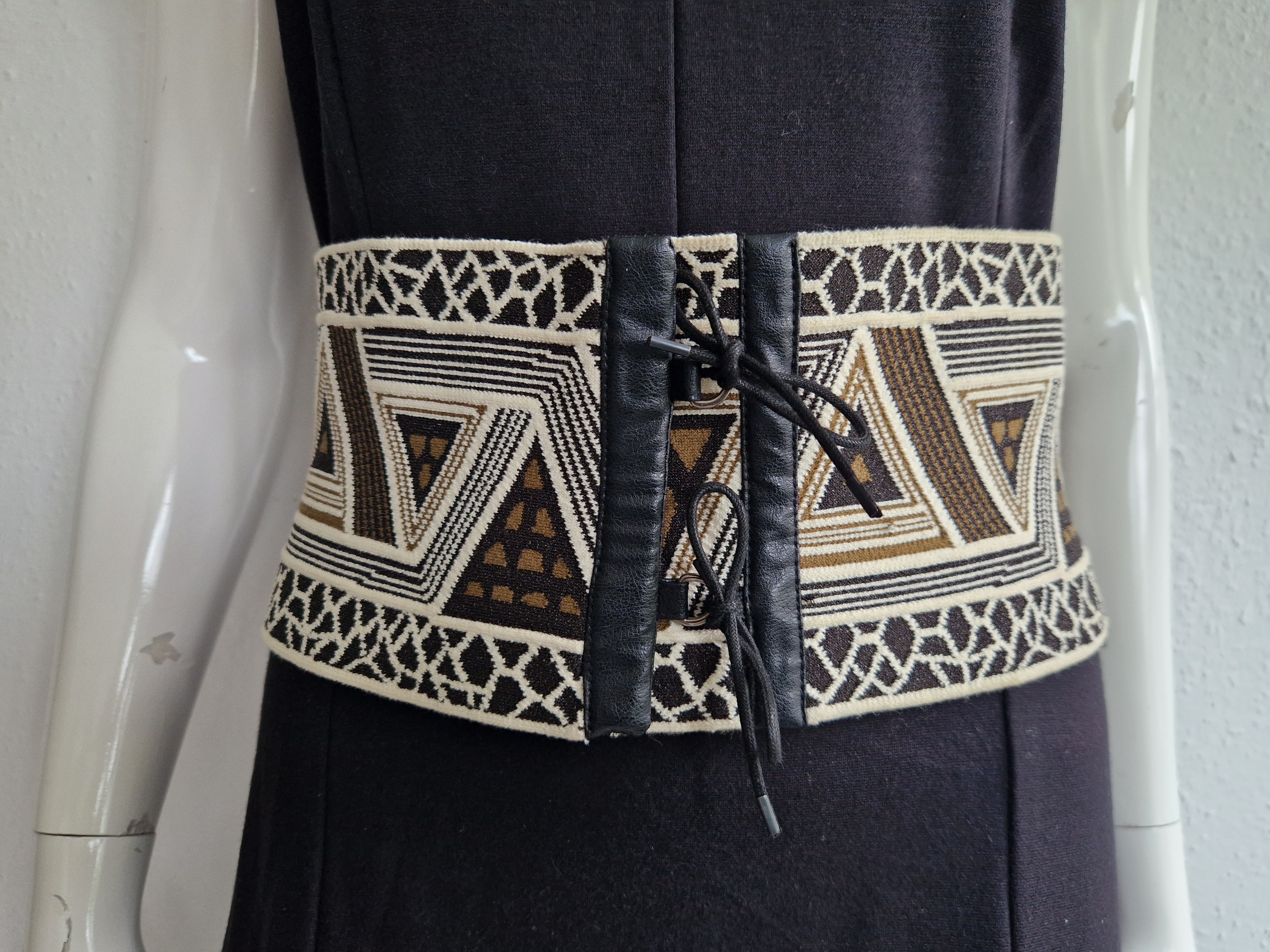 Marc Cain elastische tailleriem. Maat 5. Crème/zwart