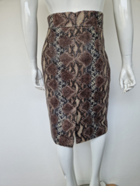 Ana Alcazar rok. Maat 40. Snakeprint.