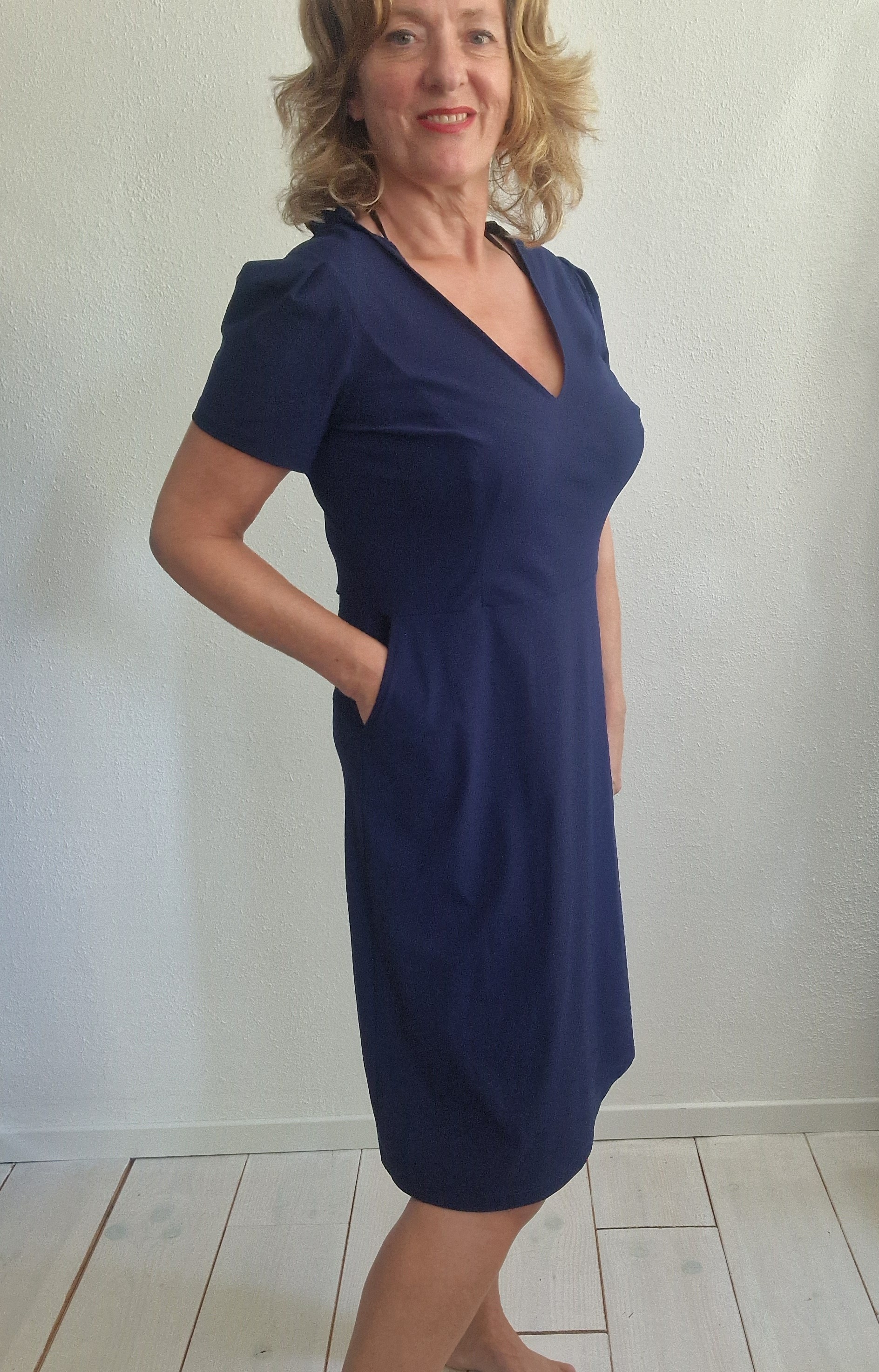 La Dress jurk met V-hals. Maat L. Marineblauw.