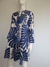 Cremekleurige jurk met blauwe print. Maat XL.