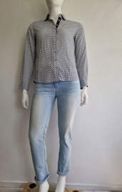 Eterna blouse. Maat 40, Wit/donkerblauw/ print.
