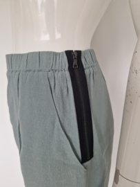 American Vintage shorts. Maat M. Saliegroen.