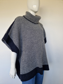 Vanilia poncho met ruime col. Maat L/XL. Nachtblauw.