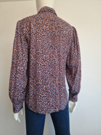 Studio Anneloes Lotte Leopard Bow blouse. Maat L. Lila/print.